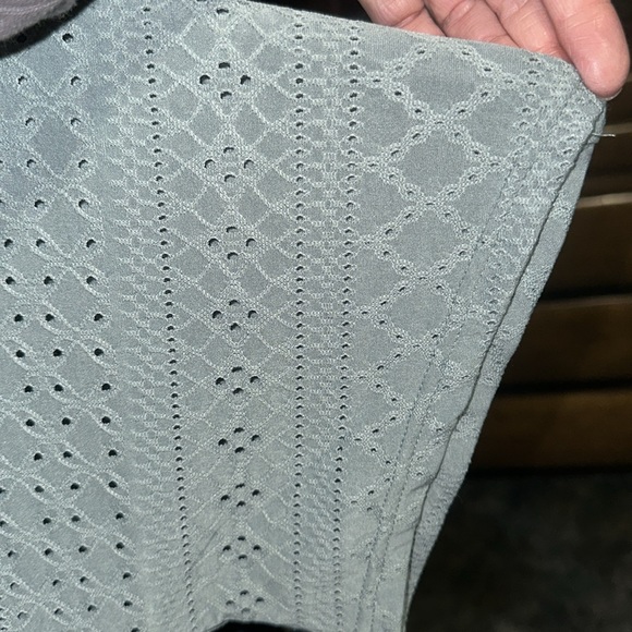 NWOT EYELET V-NECK SHORT SLEEVE TOP OLIVE GREEN WOMENS XL - Picture 5 of 6